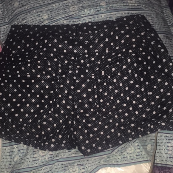 Black and White shorts - Picture 3 of 4